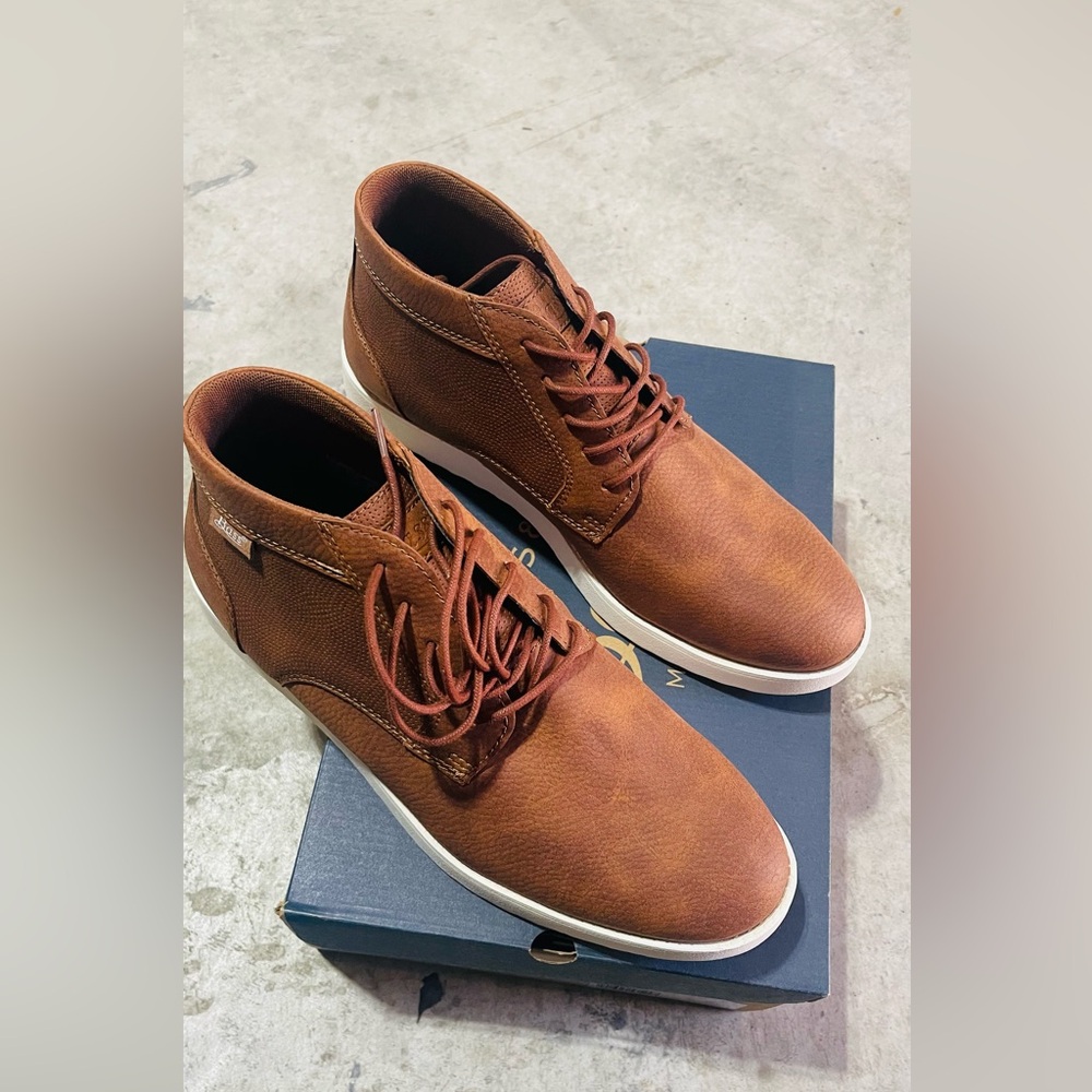 Brown Chukka Boots with Minimalist Design and Lace-Up Closure